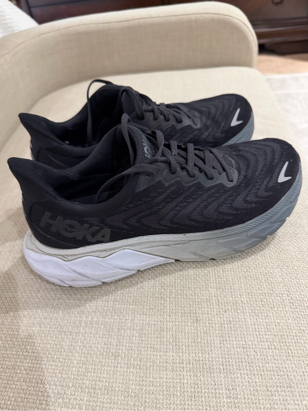 Hoka Women’s Arahi 6 sneakers size 9